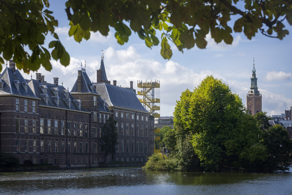 Hofvijver met uitzicht op het Binnenhof en de Uitkijktoren
