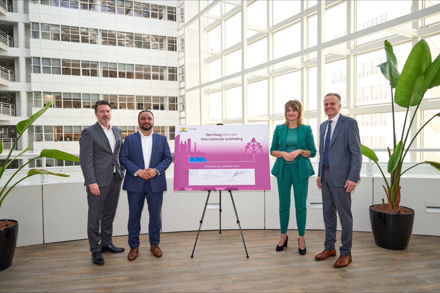 Ondertekenaars van het manifest op het stadhuis van Den Haag